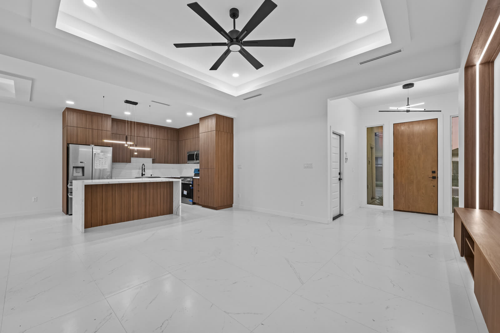 Interior entregado: sala y cocina de nogal en planta abierta con plafón escalonado